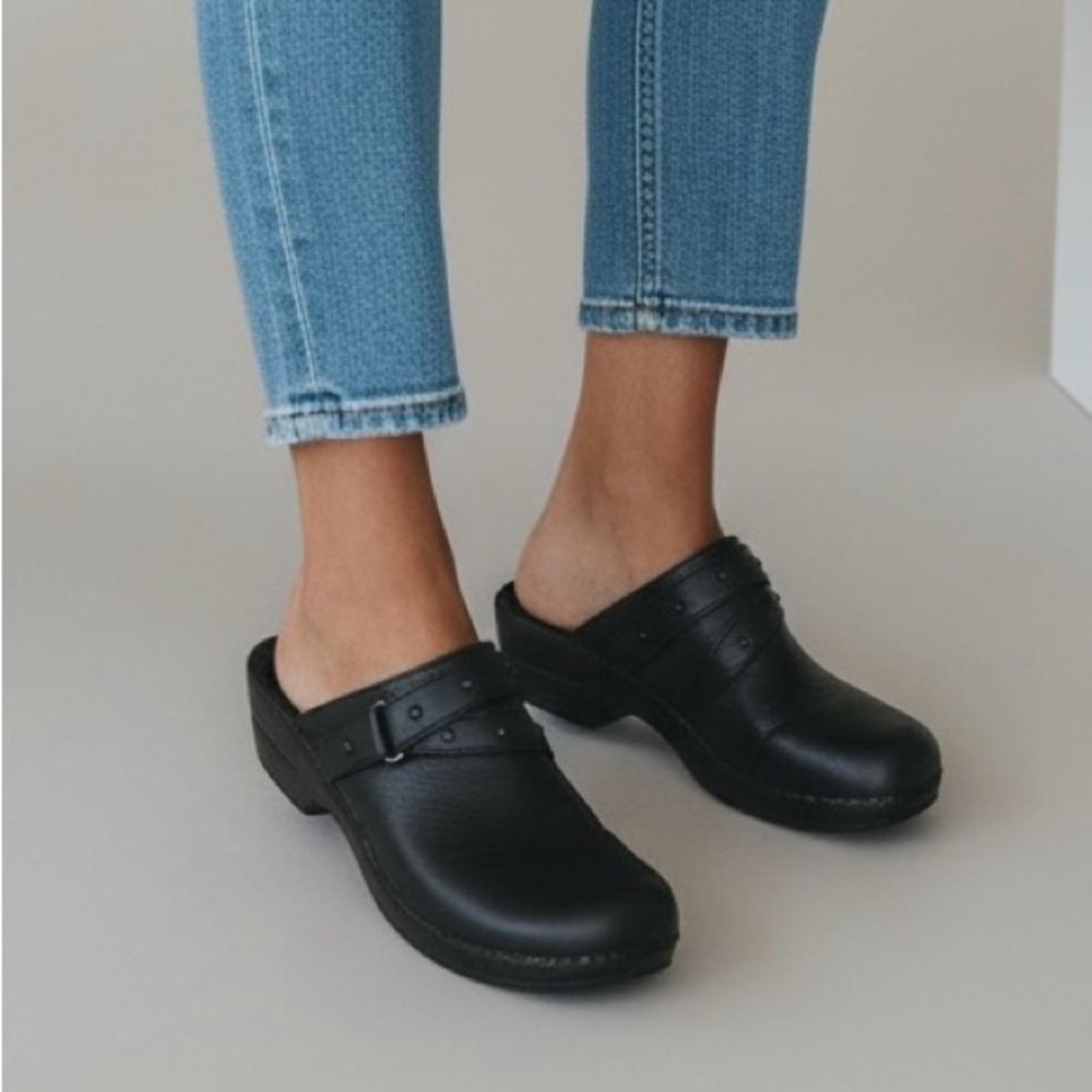 B.O.C. Women’s Black Karley Leather Black Slip on Clogs. Size 8